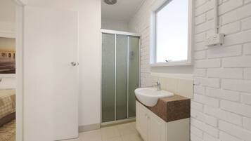 Secador de cabelo, toalhas de banho