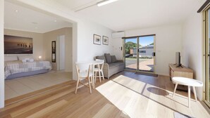 Desk, iron/ironing board, travel cot, free WiFi - Logans Beach Apartments - Lil Greenviews (Warrnambool)