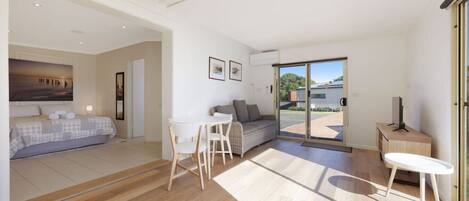 Bureau, fer et planche à repasser, lit parapluie, Wi-Fi gratuit