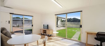 Logans Beach Apartments - Lil Greenviews