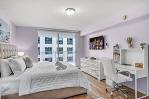 1 chambre, bureau, fer et planche à repasser, lit parapluie