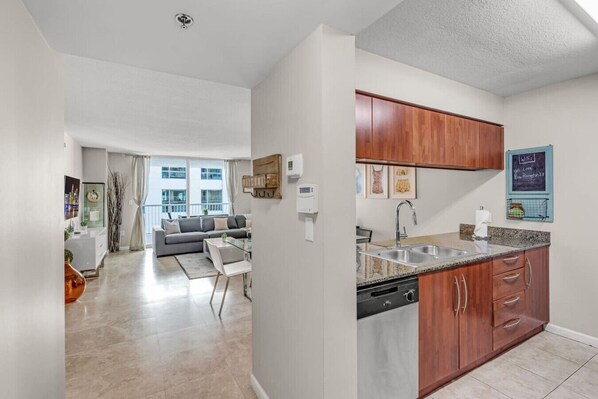 Un apartamento moderno con sala de estar, cocina y comedor.