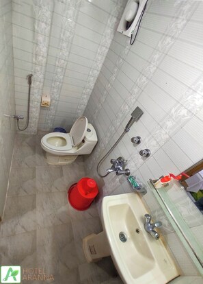 Kelengkapan dandanan diri percuma, selipar, tuala disediakan, sabun 