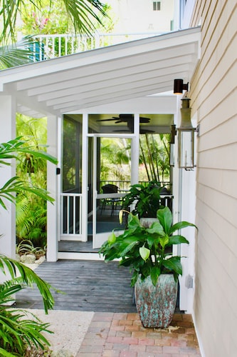 Tropical 5BR Paradise,  Private Pool, Hot Tub, Canal Access – Sleeps 12