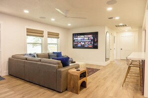 Smart TV, stereo - The Howdy House less than 2 miles from Texas A&M (Bryan)