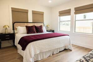 3 bedrooms, iron/ironing board, free WiFi, bed sheets - The Howdy House less than 2 miles from Texas A&M (Bryan)