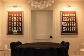 Dining - The Howdy House less than 2 miles from Texas A&M (Bryan)