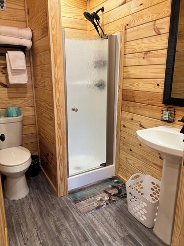 Cabin Unit 5 of 6 with AC and WiFi in serene Paige