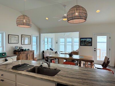 Above The Bay - SFH - WF w/Views Everywhere. Brand New Home, Linens included