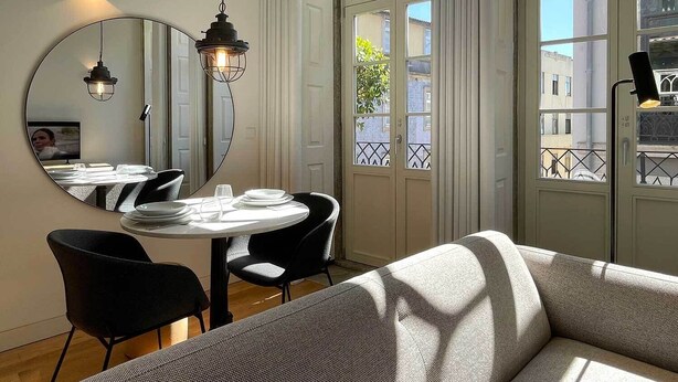 Executive Condo, 2 Twin Beds, City View | Dining room - Essência Portuense Studios (Porto)
