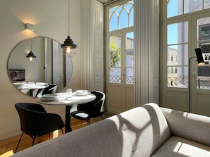 Executive Condo, 2 Twin Beds, City View | Dining room - Essência Portuense Studios (Porto)