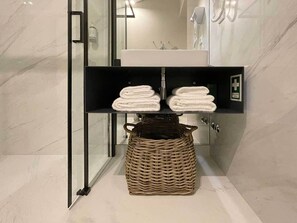 Condo Superior, 1 giường cỡ king, quang cảnh vườn | Phòng tắm | Buồng tắm vòi sen, máy sấy tóc, khăn tắm, xà phòng
