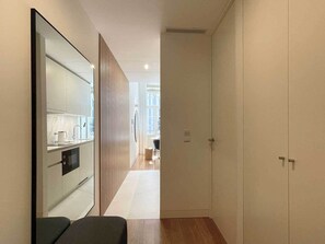 Executive Condo, 2 Single Beds, City View | Wardrobe