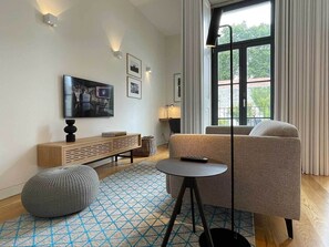 Condo exécutif, 2 lits jumeaux, vue sur le jardin | Aire de séjour | Téléviseur à écran plat de 50 po avec télévision par câble