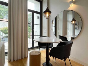 Executive Condo, 2 Twin Beds, Garden View | Dining room - Essência Portuense Studios (Porto)