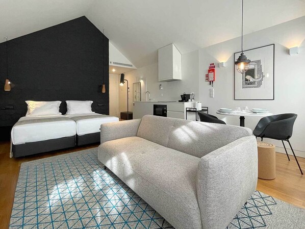 Condo supérieur, 1 très grand lit, vue sur la ville | Vue de la chambre