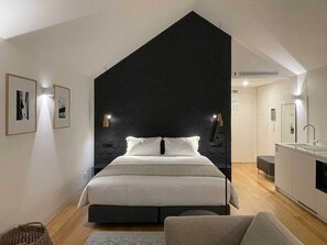 Bloc d'apartaments superior, 1 llit de matrimoni gran, vistes a la ciutat | 1 dormitori, caixa forta a l'habitació i cortines opaques 