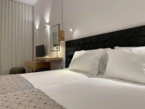 Executive Condo, 2 Twin Beds, City View | 1 bedroom, in-room safe, blackout drapes, iron/ironing board - Essência Portuense Studios (Porto)