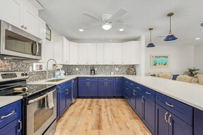 Fridge, microwave, dishwasher, dining tables - 10Min to Beach - Heated Pool Nov-April -  Chef's Kitchen. 2 Night minimum stay. (Fort Myers)