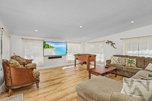 10Min to Beach - Heated Pool Nov-April -  Chef's Kitchen. 2 Night minimum stay.