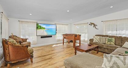 10Min to Beach - Heated Pool Nov-April - Chef's Kitchen. 2 Night minimum stay.