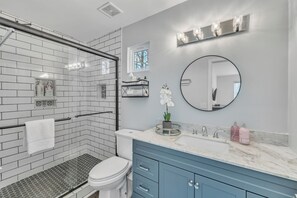 Dusche, Haartrockner, Handtücher, Seife