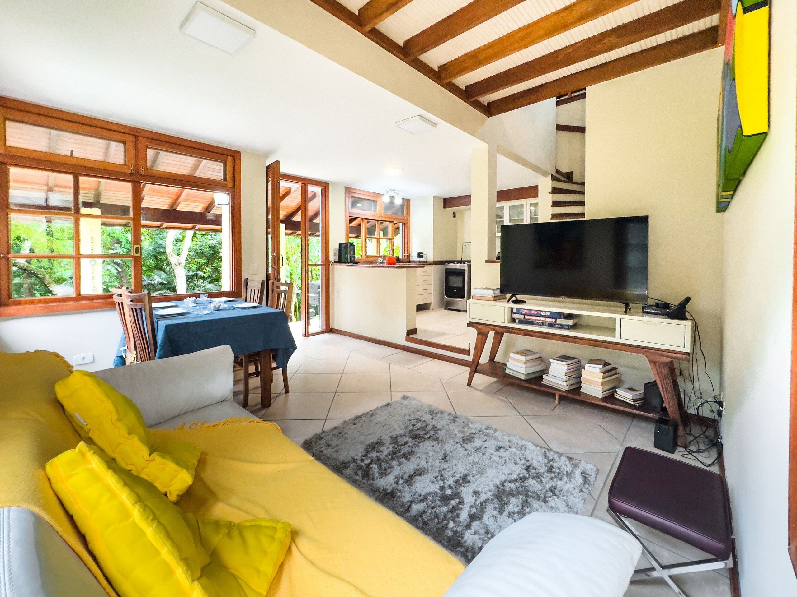 Chalet | Wohnbereich | 42-Zoll-Fernseher mit Kabelempfang