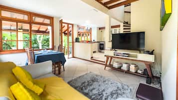 Chalet | Wohnbereich | 42-Zoll-Fernseher mit Kabelempfang