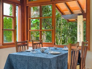 Chalet | Dining - Chalé acolhedor cercado por natureza | Granja Viana (Carapicuiba)