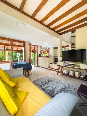 Alpehytte | Opholdsområde | 42-tommers tv med kabelkanaler