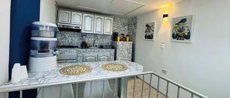 Refrigerador, cafetera y tetera, tostadora y licuadora