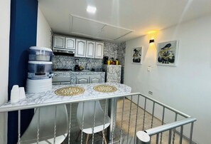 Kühlschrank, Wasserkocher mit Kaffee-/Teezubehör, Toaster, Mixer