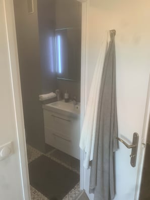 Dusche, Handtücher, Toilettenpapier