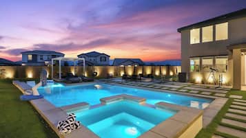 Alberca al aire libre y alberca climatizada