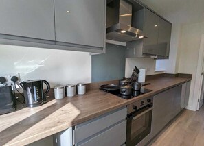 Microwave, oven, stovetop, cookware/dishes/utensils