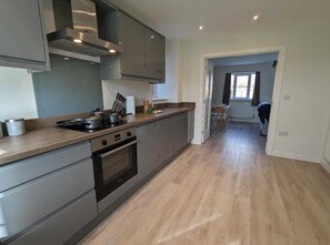 Mikrowelle, Ofen, Herdplatte, Kochgeschirr/Geschirr/Besteck