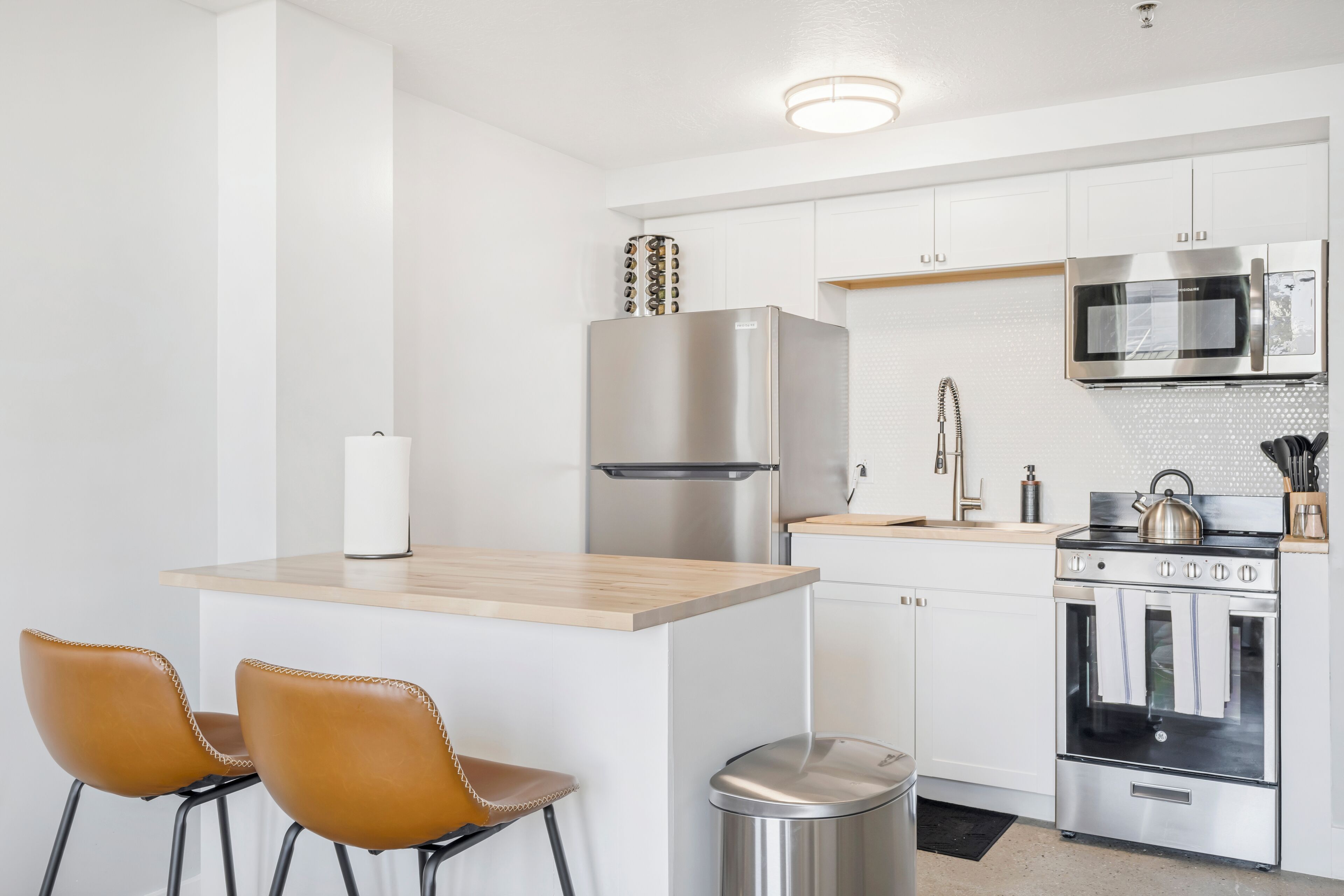 Coffee/tea maker, fridge, microwave, oven