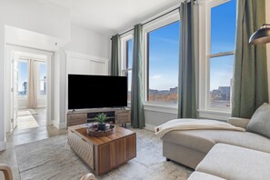 Smart TV - Heart of Downtown; Stylish 1 Bed 1 Bath Sleeps 4  (Salt Lake City)