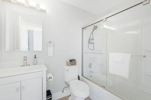 Hair dryer, towels, soap, shampoo - Heart of Downtown; Stylish 1 Bed 1 Bath Sleeps 4  (Salt Lake City)