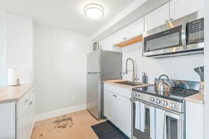 Fridge, microwave, oven, stovetop - Heart of Downtown; Stylish 1 Bed 1 Bath Sleeps 4  (Salt Lake City)