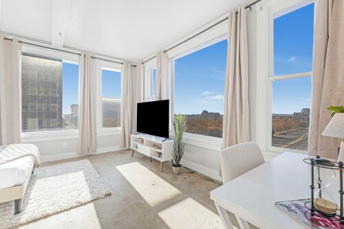 Heart of Downtown; Stylish 1 Bed 1 Bath Sleeps 4 