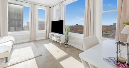 Heart of Downtown; Stylish 1 Bed 1 Bath Sleeps 4
