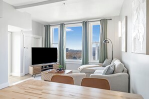 Smart TV - Heart of Downtown; Stylish 1 Bed 1 Bath Sleeps 4  (Salt Lake City)