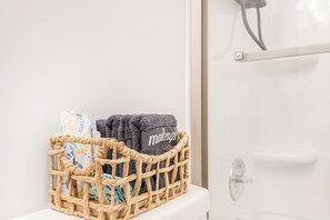 Haartrockner, Handtücher, Seife, Shampoo