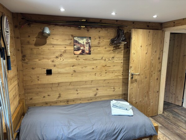 3 bedrooms, internet, bed sheets