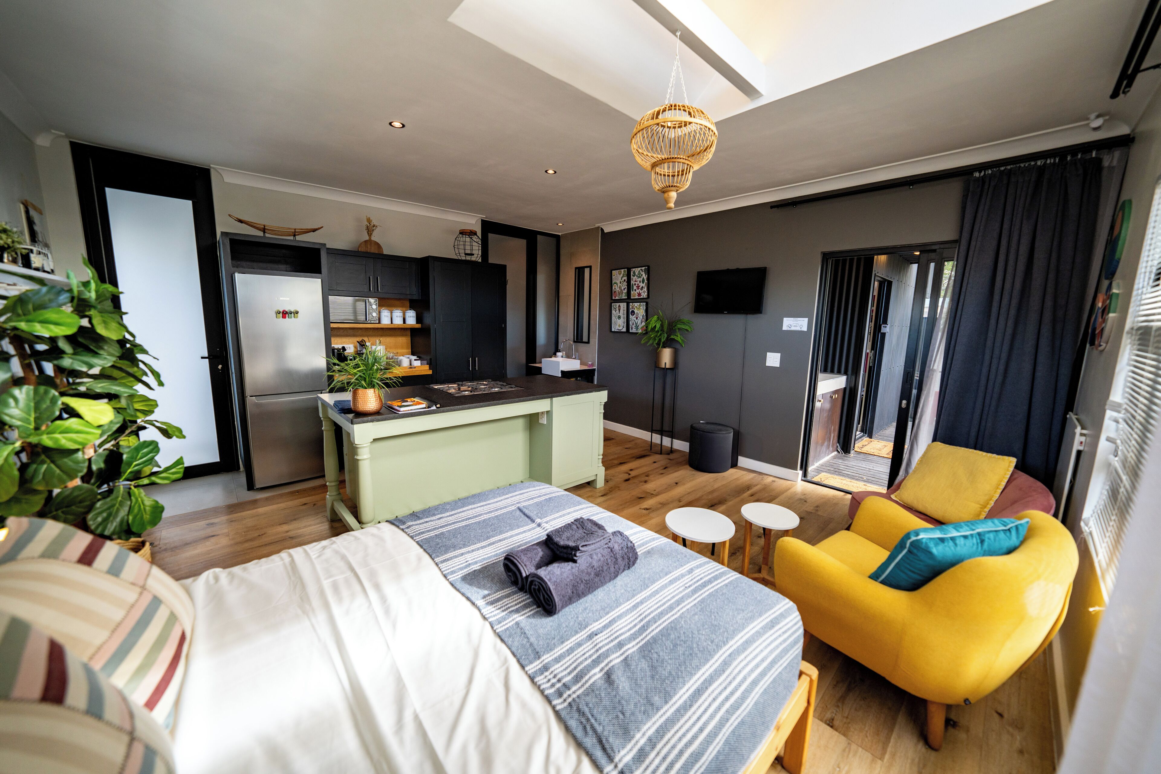 Iron/ironing board, WiFi, bed sheets