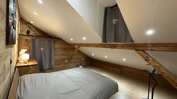 6 bedrooms, iron/ironing board, WiFi, bed sheets