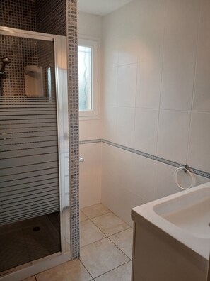 Shower, hair dryer, towels, toilet paper