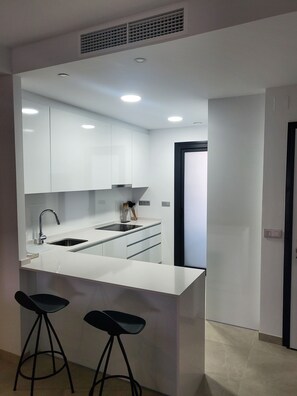 Fridge, microwave, oven, stovetop - ROMERO APARTMENTS SUNSET CLIFFS BENIDORM (Benidorm)