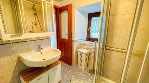 Een douche, een haardroger, handdoeken